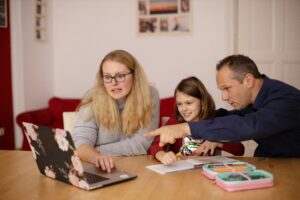 Read more about the article Έκλεισαν τα σχολεία. Οδηγός επιβίωσης για εργαζόμενους γονείς